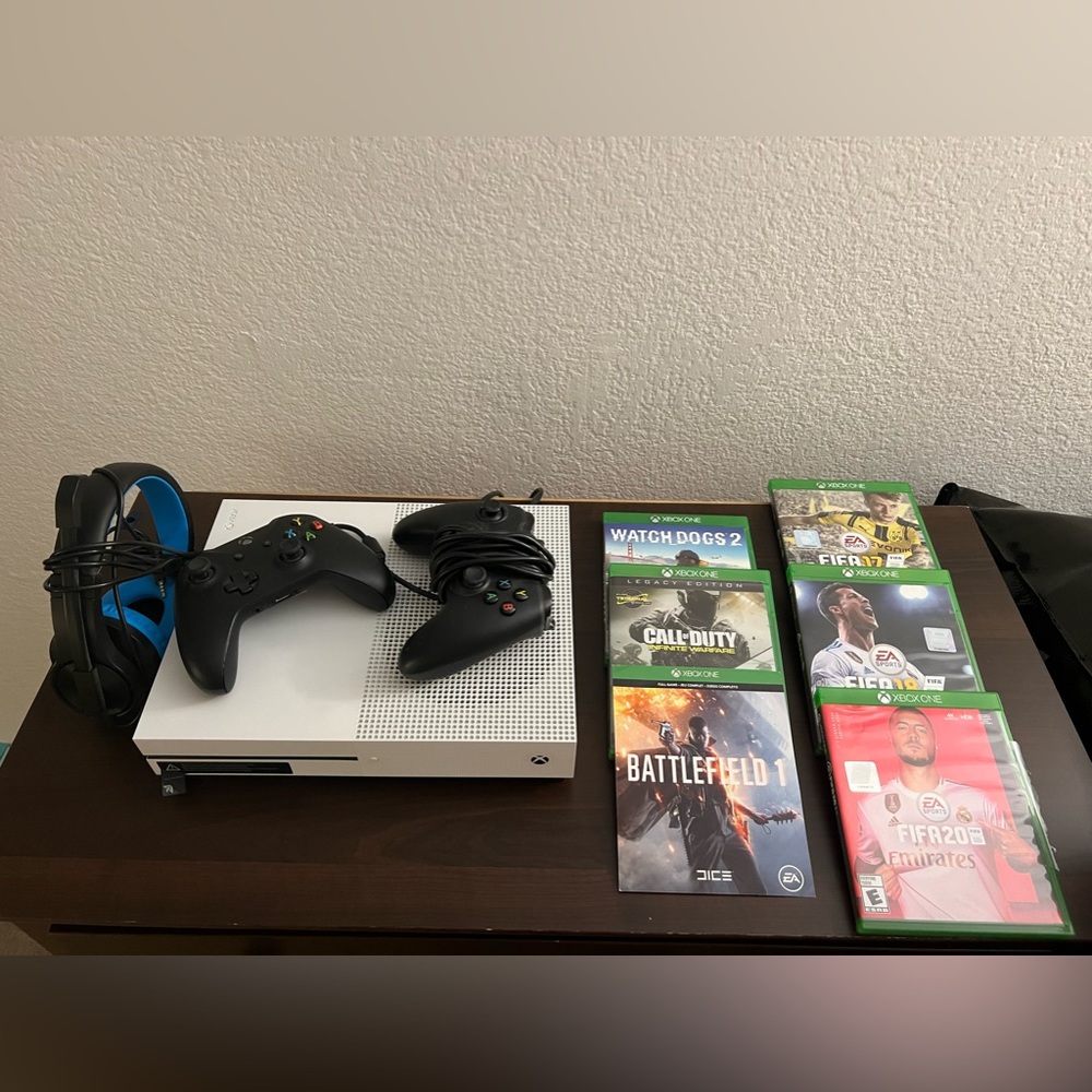 XBOX ONE + TWO CONTROLLERS + 6 GAMES + HEADSET